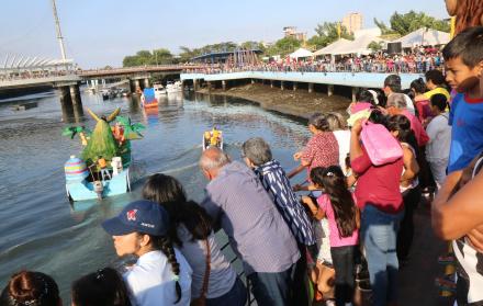 Una gran cantidad de personas se acercaron hasta la Plaza de la Música, situada en el barrio Garay, al pie del estero Salado.