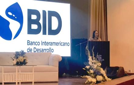 La gerente general del Banco Central del Ecuador, Verónica Artola, habló sobre la inclusión financiera de sectores económicos.