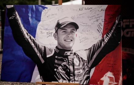 Esta fotografía tomada el 1 de septiembre de 2019 muestra el retrato del conductor francés de BWT Arden, Anthoine Hubert, cubierto de mensajes de condolencia.