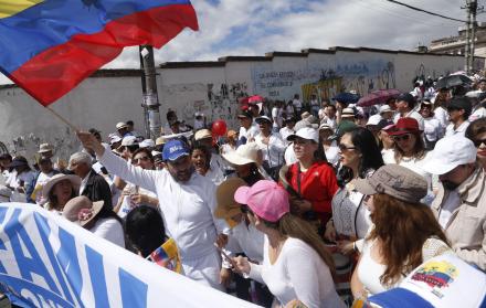Quito. Organizaciones profamilia y ciudadanos se movilizaron ayer contra el matrimonio igualitario.
