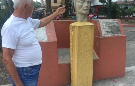 Indígena. La figura de un cacique de aquella época está ubicada en el parque, junto a ella está un rótulo con letras borrosas que indica que esta comunidad es de la tribu Huancavilca.