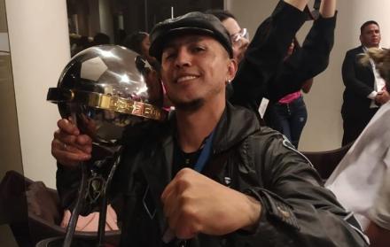 Celebración junto al trofeo de la Copa Sudamericana.