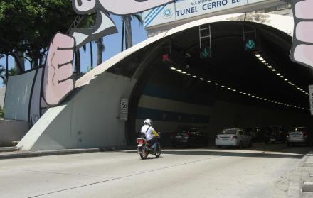 Conducción. Pese a que existe la prohibición de que los motociclistas usen los túneles, esto no se respeta. 