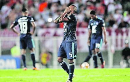 Lamento. Dixon Arroyo (c), reacciona tras la derrota ante River Plate, en Argentina.