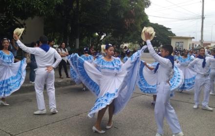 Con trompetas, tambores y en compañía de porristas bailaron al ritmo de las canciones tradicionales de la ciudad.