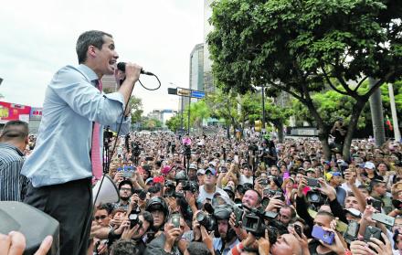 Caracas. El líder opositor Juan Guaidó se dirige a sus partidarios durante la protesta contra el apagón. 