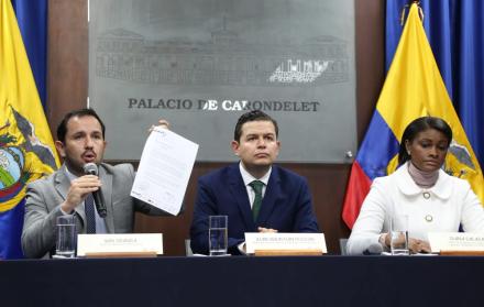 Iván Granda realizó el anuncio junto a Juan Sebastián Roldán, secretario particular del Presidente, y Diana Salazar, directora de la Unidad de Análisis Financiero.