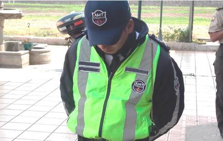 El sujeto fue detenido por uniformados y no pudo comprobar que es funcionario de la AMT.