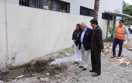 Autoridades de la Universidad de Guayaquil constataron los daños causados tras la explosión, la mañana de este viernes. (Martha Torres / Expreso)