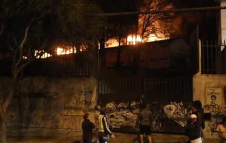 Las llamas podían divisarse desde cualquier sector de la capital. (Foto: Ángelo Chamba / EXPRESO)