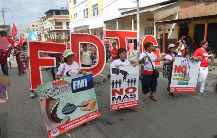 El Frente Unitario de Trabajadores inició su marcha por la calle Rumichaca. En la imagen, cinco mujeres encabezaron la caminata simulando cadenas en sus manos y con letreros en contra del FMI, los despidos y la posible alza de aportes al Seguro Social. 