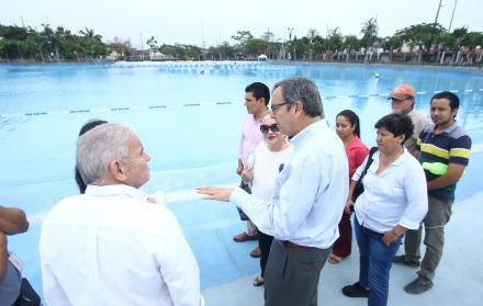 Espacio. Peñalosa visitó la laguna artificial del sur con el objetivo de plantear diversas recomendaciones de mejoramiento del espacio de recreación familiar.
