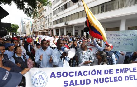 Protesta. Empleados desvinculados del Ministerio de Salud protestaron ayer en los bajos de la Gobernación del Guayas. El gobernador Raúl Ledesma recibió a varios representantes. 
