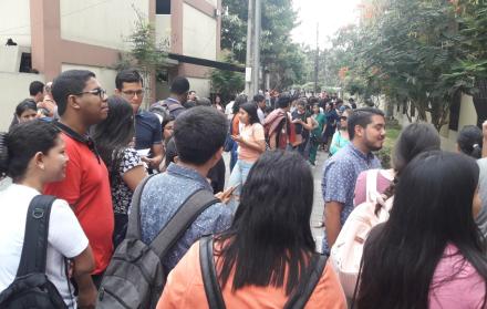 Los estudiantes hicieron fila en el centro de cómputo, ubicado en la Facultad de Jurisprudencia.