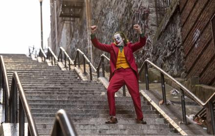 Visitantes de todas partes del mundo que vieron a Joaquin Phoenix haciendo allí sus simpáticos pasos de baile en Joker, llegan al lugar para hacerse fotos. 