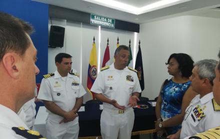 Miembros de las Armadas participantes, junto a Alexandra Ocles, durante la inauguración del evento.