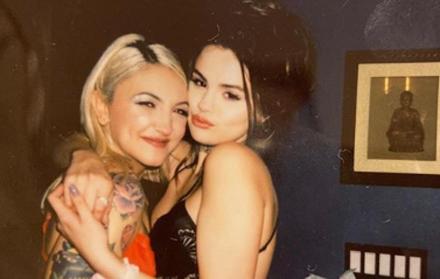 La muestra de afecto de Selena con Julia Michaels causó revuelo en las redes.