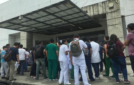 Estudiantes de medicina protestaron en las inmediaciones del edificio Zonal 8, en Guayaquil. (Valentina Encalada / EXPRESO)