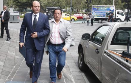 El exfiscal Carlos Baca Mancheno llega a la Fiscalía para dar su versión en el caso Sobornos 2012-2016.