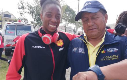 Apoyo. Zaldívar acudió al entrenador Luis Chocho para mejorar su rendimiento en el salto triple y los resultados evidencian la progresión.
