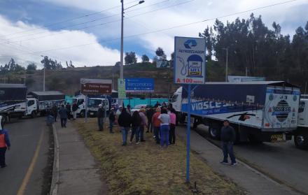 El cierre de la vía Ambato-Pelileo contó con el apoyo del transporte pesado.