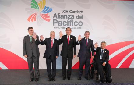 El presidente de Perú, Martín Vizcarra (c), posa junto al secretario de Relaciones Exteriores de México, Marcelo Ebrard (i); el presidente de Chile, Sebastián Piñera (2-i); el presidente de Colombia, Iván Duque (2-d), y el presidente de Ecuador, Lenín Mo