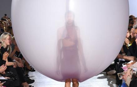 Ropa con globos: pasarela tendencia en internet
