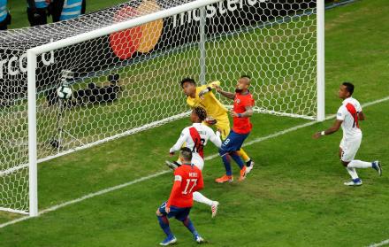 El jugador de Chile Arturo Vidal (2-d) disputa el balón con Pedro Gallese (c) de Perú, durante el partido Chile-Perú de semifinales de la Copa América de Fútbol 2019.