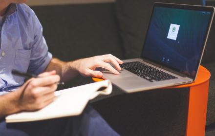 Exportación. Ecuador aún se mantiene vendiendo al mundo materias primas. Urge no depender solo del petróleo, banano, camarón, flores y café, según Espae.