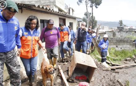 Varias autoridades gubernamentales recorrieron la zona afectada.