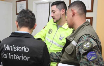 Miembros de la Policía, FF. AA. y Ministerio del Interior, durante las inspecciones.
