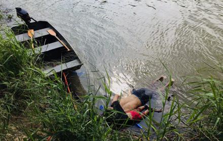 Óscar Martínez Ramírez, de 25 años, colocó a su hija por dentro de su camiseta para intentar atravesar el río, pero se hundieron ante la mirada de la madre de la niña antes de llegar al lado estadounidense. 