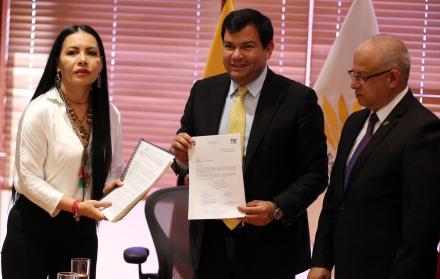 Documento. A inicios de mes, Atamaint entregó a la Asamblea las propuestas de reforma de la Función Electoral.