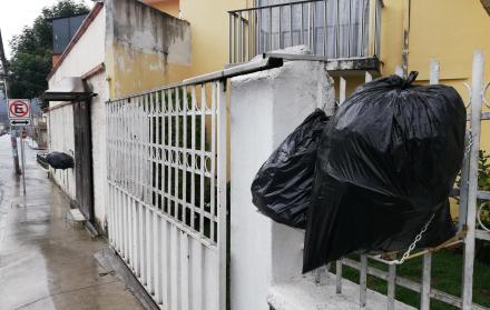 La basura permanece apilada en las viviendas.