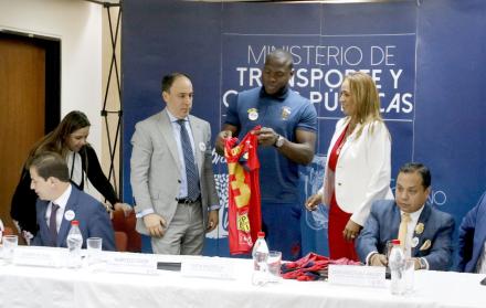 Los jugadores de El Nacional son los flamantes embajadores del pacto por la seguridad vial.