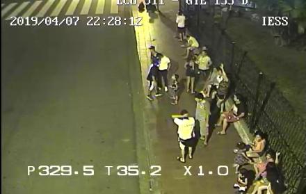En Guayaquil, las personas salieron a la calle por el sismo.
