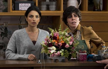 Aislinn Derbez y Verónica Castro, Elena y Virginia en la serie transmitida por Netflix, en una escena de la primera temporada.
