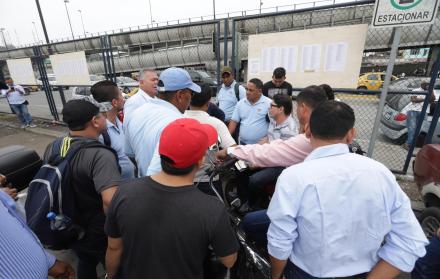 Cese. Ayer en la mañana, muchos de los trabajadores desvinculados de la Prefectura se mostraron sorprendidos con la notificación de su despido.