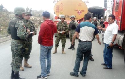 Militares resguardan el combustible.
