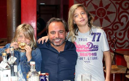 Marcos Llunas junto a sus hijos Izán y Axel