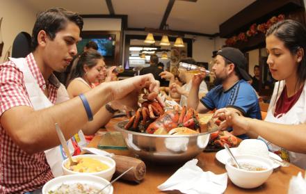 Guayaquil. Una familia de visita en la ciudad disfruta del cangrejo en el restaurante Manny’s, en Miraflores.