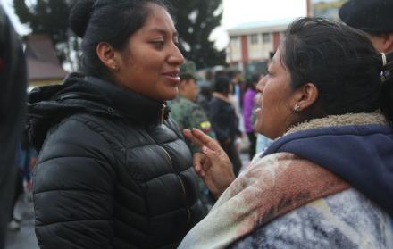 Despedida. La madre de Ailis Revelo le dio la bendición y la abrazó antes de su ingreso a las pruebas que se efectuaron ayer en el cuartel de El Pintado, en Quito.