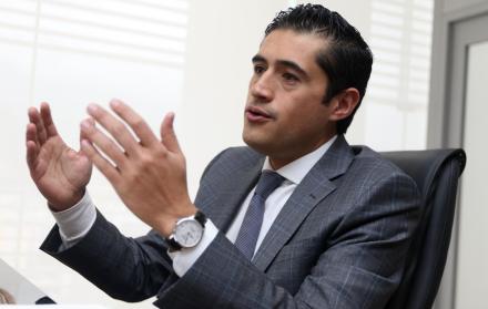 Fue presidente del Comité Empresarial Ecuatoriano y presidente de la Cámara de Industrias y Producción. Es lojano, tiene 37 años y es economista de profesión. Posee doctorados y maestrías de varias universidades extranjeras.