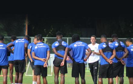 Labor. Mariano Soso (camiseta blanca) mantiene un constante diálogo con los jugadores durante cada práctica.