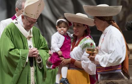 El papa Francisco (i) oficia una misa durante la Jornada Mundial de los Inmigrantes en el Vaticano.