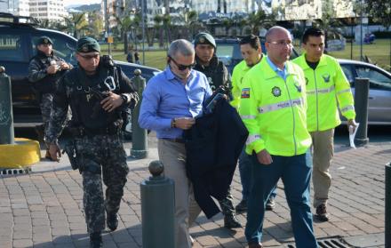 Comparecencia. Alvarado llegó ayer por la tarde a la Fiscalía en Quito rodeado de policías.