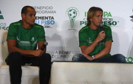 Los exfutbolistas Rivaldo (i) y Michel Salgado (d).