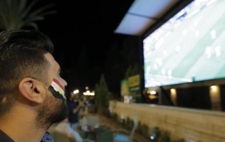 Los sirios fanáticos del fútbol se dan modos en Damasco para seguir por TV los incidentes de los partidos de la Copa del Mundo de Rusia 2018.