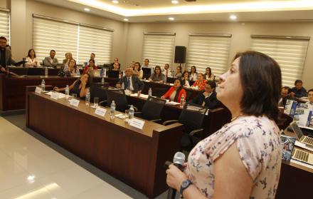 Trabajo. Silvia Vélez, consejera del Caces, en los talleres realizados en la Universidad Ecotec, de Guayaquil.
