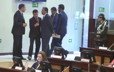 El 29 de noviembre, Fabricio Villamar logró un acuerdo con todos los bloques para exigir la renuncia de Vicuña y recogió 58 firmas para enjuiciarla políticamente.